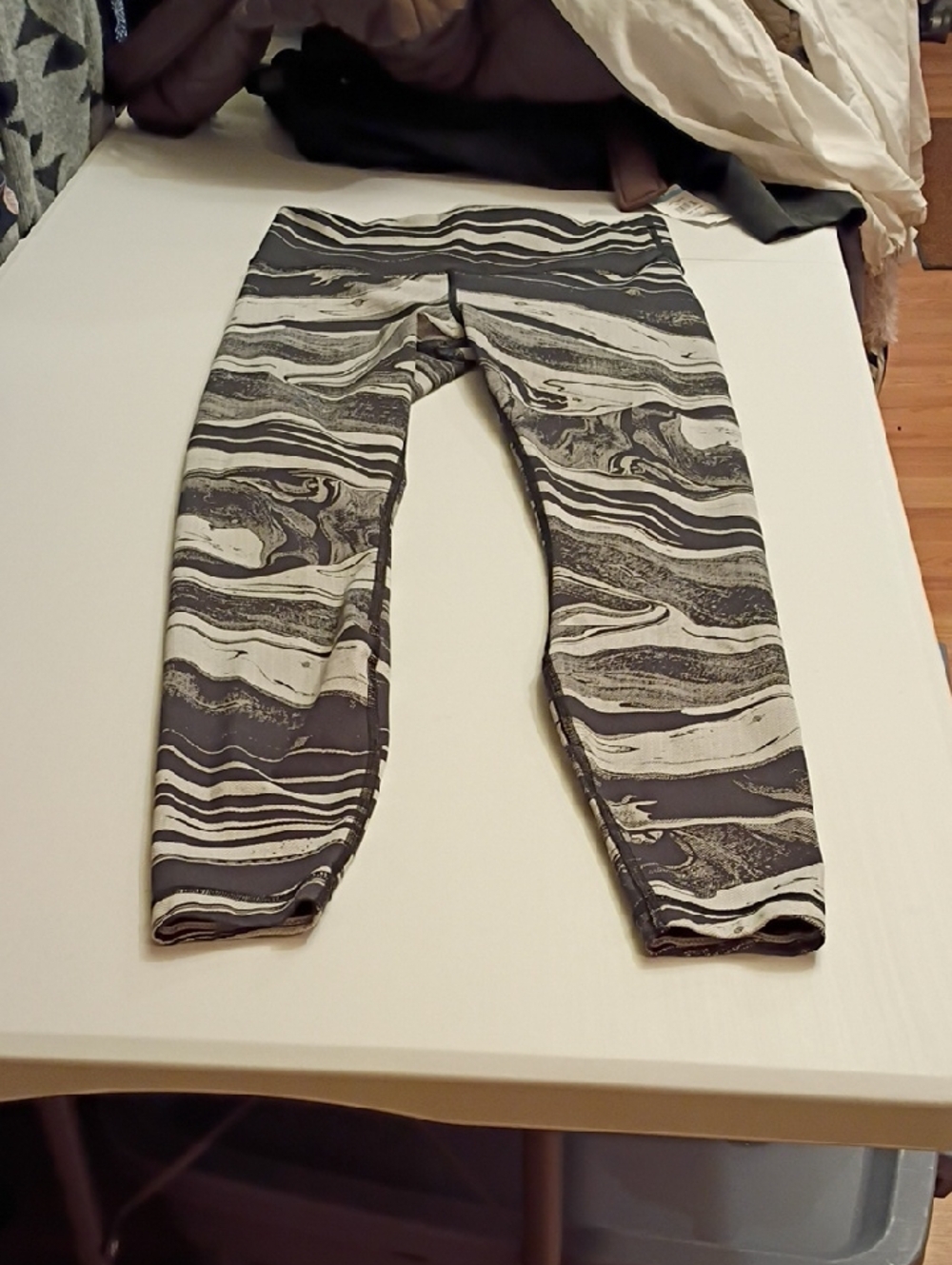 Women's Black & White Marble-Print Leggings